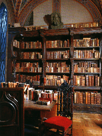 Чердак и библиотека на нем Back